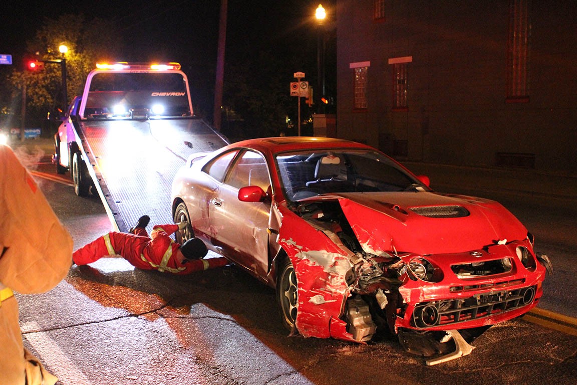 a-wrecked-car-is-loaded-onto-a-tow-truck-after-cra-2021-08-29-01-08-17-utc